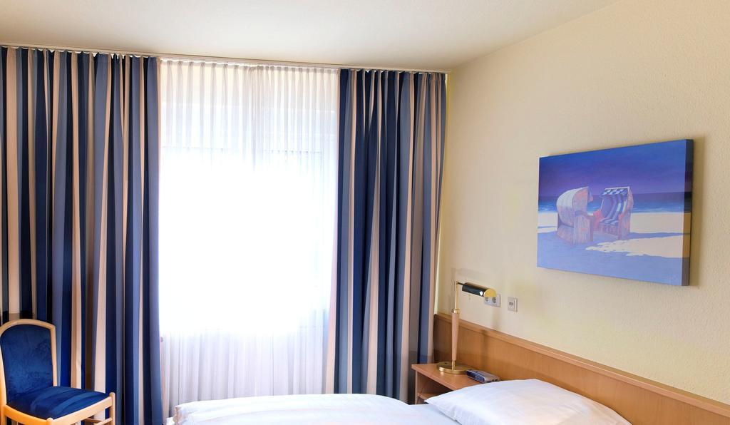 Hotel Tryp By Wyndham Luebeck Aquamarin Habitación foto